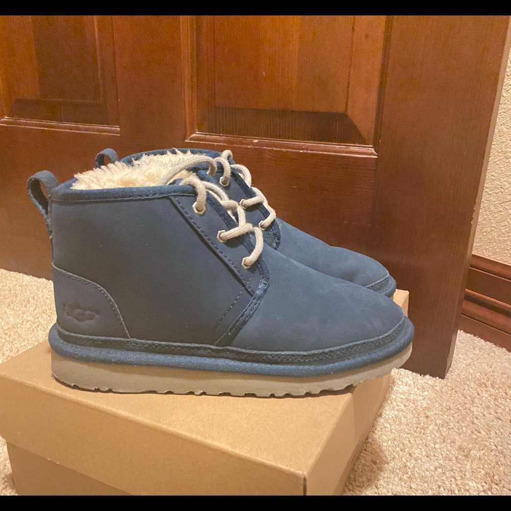 DARK BLUE SIZE 3.5Y UGG NEUMEL TAN BOOT